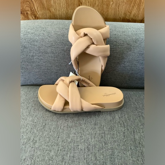 Universal Thread - Picture 2 of 3